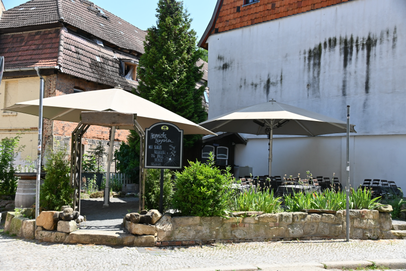 Eine Baulücke an der Fischbrücke wurde zur grünen Insel - auch hier profitiert die Gastronomie von der Aufenthaltsqualität