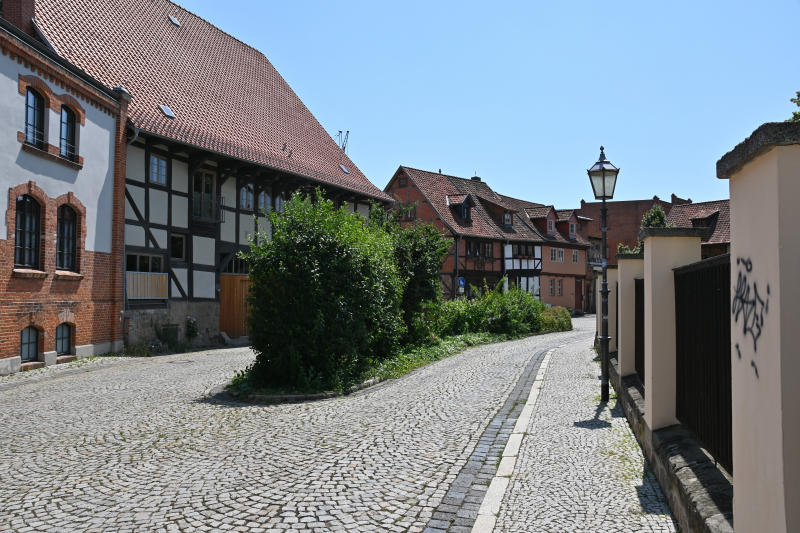 Stadtgrün am Hallenbad vor restaurierten historischen Häusern